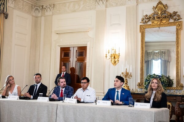 Ο Τραμπ κάλεσε δεξιούς influencers για να «συζητήσουν» την Antifa - Η λίστα με τους εκλεκτούς 11