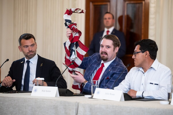 Ο Τραμπ κάλεσε δεξιούς influencers για να «συζητήσουν» την Antifa - Η λίστα με τους εκλεκτούς 11