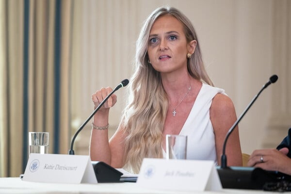 Ο Τραμπ κάλεσε δεξιούς influencers για να «συζητήσουν» την Antifa - Η λίστα με τους εκλεκτούς 11