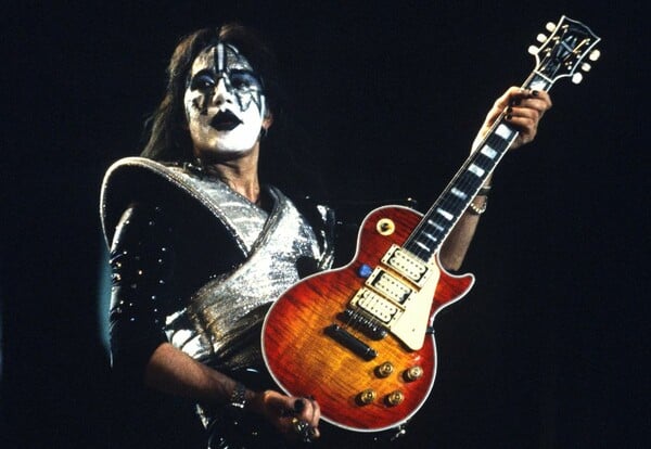 Έις Φρέιλι: Πέθανε ο «Spaceman» των Kiss - Ο θρύλος της ροκ με την κιθάρα που έβγαζε καπνούς