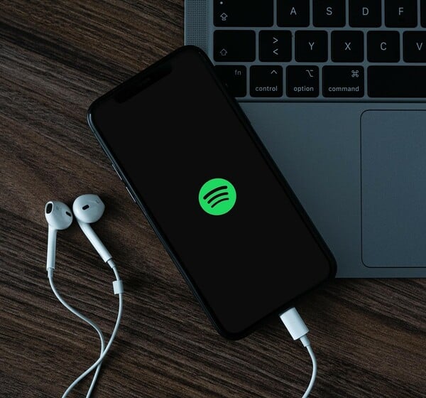 Spotify: Συνεργάζεται με τις μεγάλες δισκογραφικές για την «ηθική» χρήση της AI στη μουσική