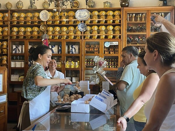 «Τυπικά γλυκά» με ιστορία αιώνων και οι ποπούσες που έσωσαν ένα έθνος
