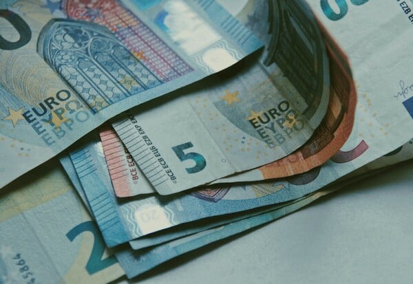 Voucher 750 ευρώ ΔΥΠΑ: Ποιους αφορά και πότε τελικά θα γίνουν οι πληρωμές