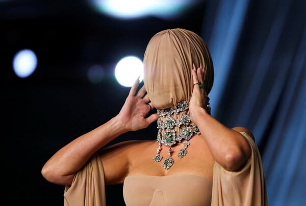 Κιμ Καρντάσιαν: Αγνώριστη στο Academy Museum Gala - Τολμηρή εμφάνιση με nude μάσκα στο κόκκινο χαλί