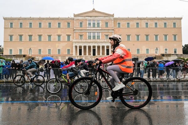 29ο Ποδηλατικός Γύρος: Παρά τη βροχή το κέντρο της Αθήνας γέμισε ποδήλατα