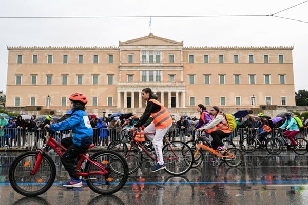 29ο Ποδηλατικός Γύρος: Παρά τη βροχή το κέντρο της Αθήνας γέμισε ποδήλατα