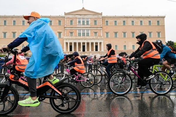29ο Ποδηλατικός Γύρος: Παρά τη βροχή το κέντρο της Αθήνας γέμισε ποδήλατα