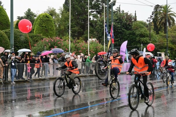 29ο Ποδηλατικός Γύρος: Παρά τη βροχή το κέντρο της Αθήνας γέμισε ποδήλατα