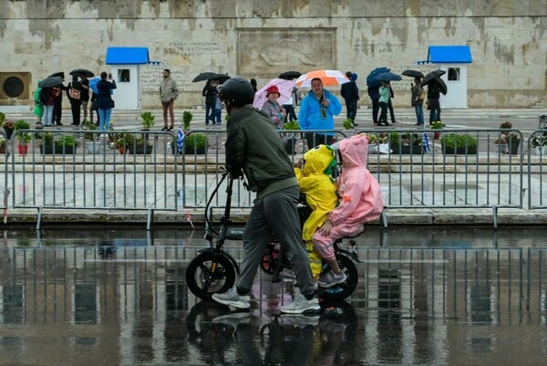 29ο Ποδηλατικός Γύρος: Παρά τη βροχή το κέντρο της Αθήνας γέμισε ποδήλατα
