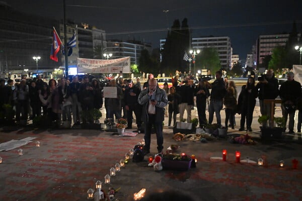 Τέμπη: Ξαναγράφτηκαν με κόκκινη μπογιά τα ονόματα των θυμάτων - Πλήθος κόσμου στο Σύνταγμα
