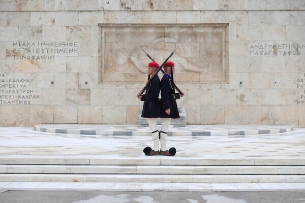 Χρυσοχοϊδης: «Να παραλάβουν το μνημείο του Άγνωστου Στρατιώτη, οι Ένοπλες Δυνάμεις, να είναι υπεύθυνος ο στρατός»