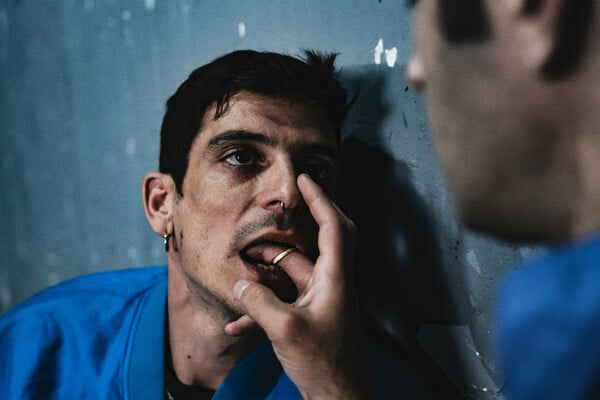 «Cleansed»: Ο Δημήτρης Καραντζάς σκηνοθετεί το πιο τολμηρό έργο της Σάρα Κέιν