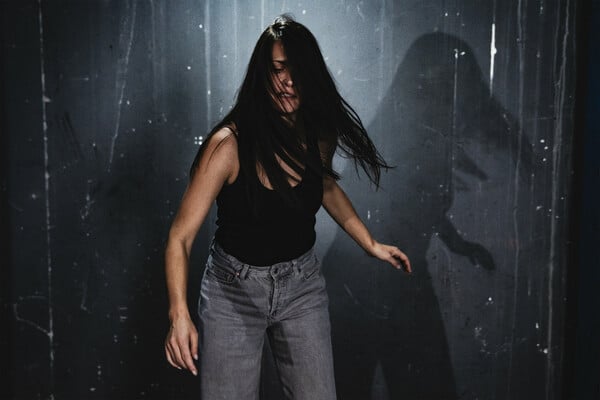 «Cleansed»: Ο Δημήτρης Καραντζάς σκηνοθετεί το πιο τολμηρό έργο της Σάρα Κέιν