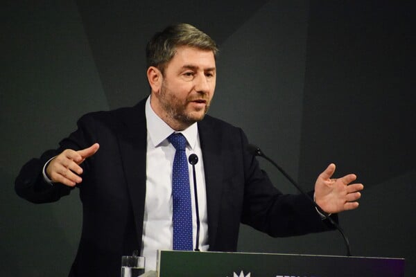Ανδρουλάκης κατά Μητσοτάκη: «Κάνει επίδειξη εσωκομματικής πυγμής πάνω στον Αγνωστο Στρατιώτη»