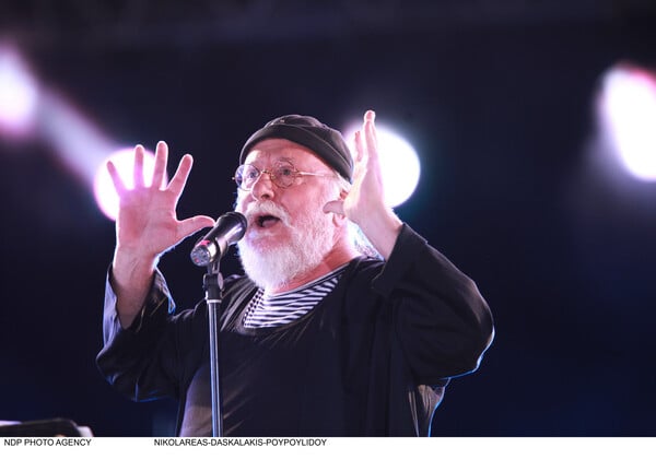 Ο πολιτικός κόσμος αποχαιρετά τον Διονύση Σαββόπουλο 