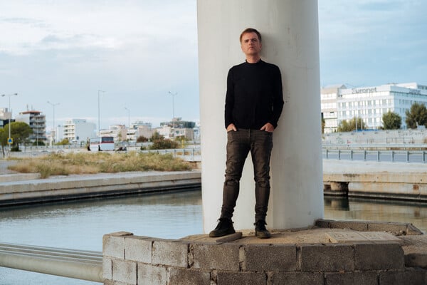Παιδί Τραύμα: Τραγουδάκια λέω που αύριο θα ξεχαστούν, δεν κάνω καμία επανάσταση, δεν αλλάζω τον κόσμο