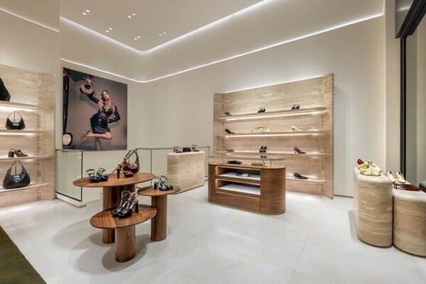 Ο οίκος Jimmy Choo ανοίγει την πρώτη του μπουτίκ στην Αθήνα