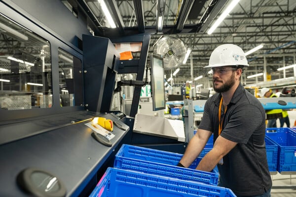 Η Amazon σχεδιάζει να αντικαταστήσει πάνω από μισό εκατομμύριο θέσεις εργασίας με ρομπότ