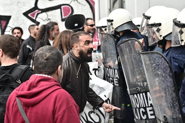 Επεισόδια στο Μεταξουργείο κατά τη διαμαρτυρία εκπαιδευτικών και γονέων