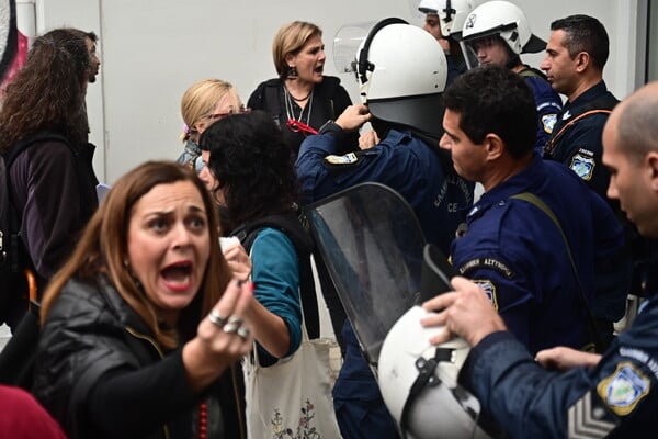 Επεισόδια στο Μεταξουργείο κατά τη διαμαρτυρία εκπαιδευτικών και γονέων