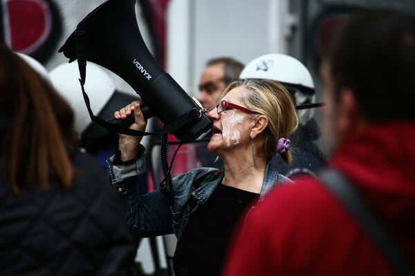 Επεισόδια στο Μεταξουργείο κατά τη διαμαρτυρία εκπαιδευτικών και γονέων