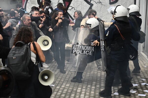 Επεισόδια στο Μεταξουργείο κατά τη διαμαρτυρία εκπαιδευτικών και γονέων