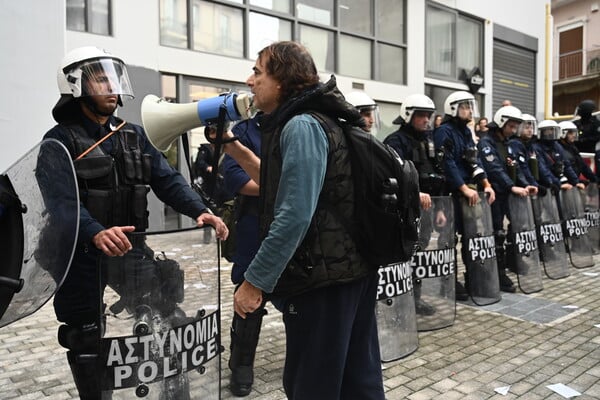 Επεισόδια στο Μεταξουργείο κατά τη διαμαρτυρία εκπαιδευτικών και γονέων