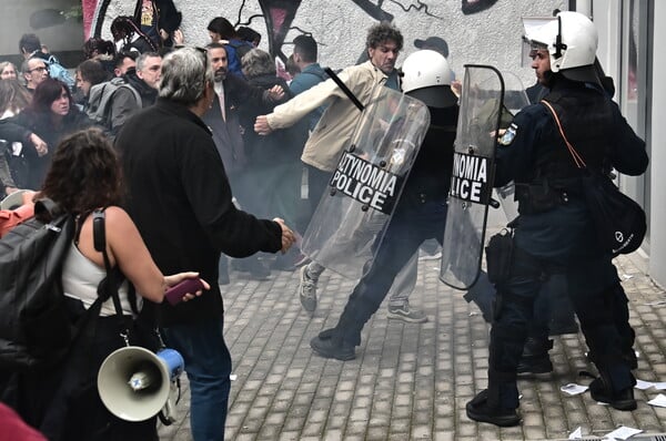 Επεισόδια στο Μεταξουργείο κατά τη διαμαρτυρία εκπαιδευτικών και γονέων