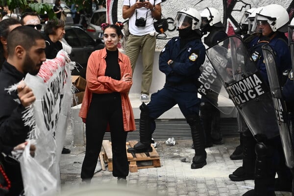 Επεισόδια στο Μεταξουργείο κατά τη διαμαρτυρία εκπαιδευτικών και γονέων