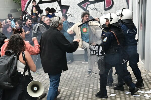 Επεισόδια στο Μεταξουργείο κατά τη διαμαρτυρία εκπαιδευτικών και γονέων