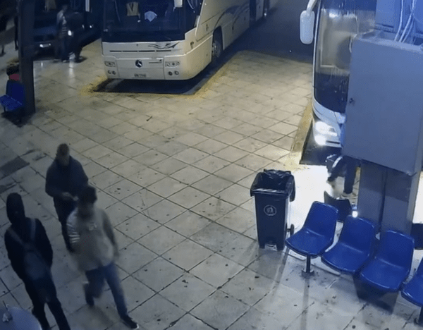 Φοινικούντα: Η στιγμή που ο 22χρονος φερόμενος ως συνεργός της δολοφονίας φτάνει στα ΚΤΕΛ Κηφισού