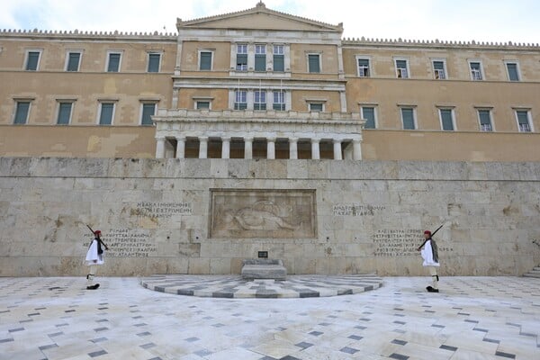 Μνημείο Αγνώστου Στρατιώτη: «Μέσα σε λίγες ώρες ο κ. Δούκας αναίρεσε τον εαυτό του», λένε κυβερνητικές πηγές