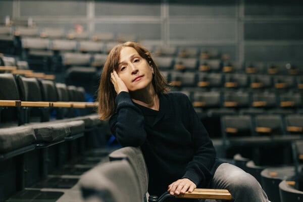 Γιούλη Τσαγκαράκη: «Κάθε σπίτι έχει τον δικό του Νετανιάχου, τον δικό του Τραμπ»