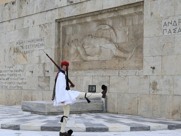 Άγνωστος Στρατιώτης: Στη Δικαιοσύνη ο Δούκας κατά της ανάθεσης σε ιδιώτες