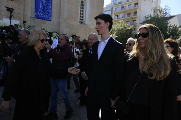 Κηδεία Σαββόπουλου: Εικόνες από το τελευταίο αντίο στον μέγιστο τραγουδοποιό