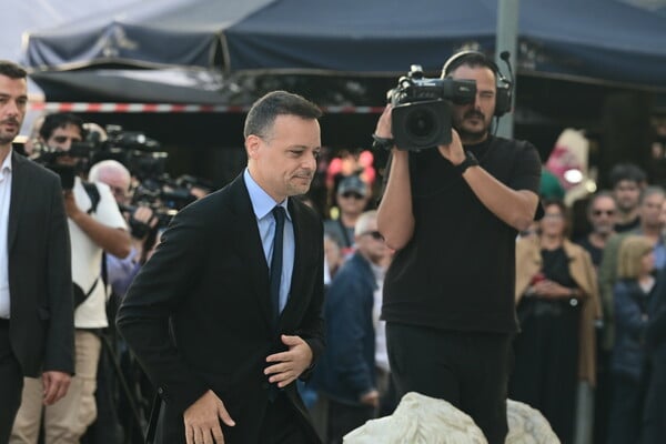 Κηδεία Σαββόπουλου: Εικόνες από το τελευταίο αντίο στον μέγιστο τραγουδοποιό