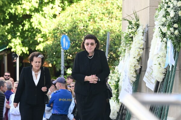 Κηδεία Σαββόπουλου: Εικόνες από το τελευταίο αντίο στον μέγιστο τραγουδοποιό