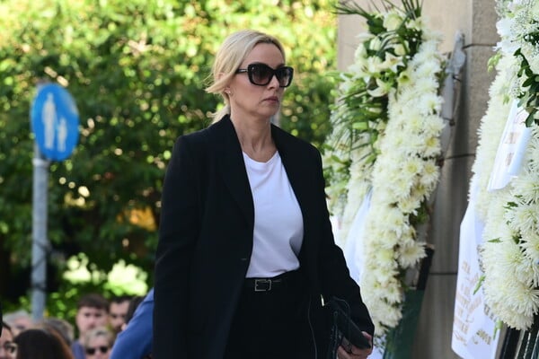 Κηδεία Σαββόπουλου: Εικόνες από το τελευταίο αντίο στον μέγιστο τραγουδοποιό