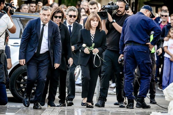 Συγκίνησε η Κατερίνα Σακελλαροπούλου στην κηδεία Σαββόπουλου: «Θα σου την προσέχουμε την Άσπα, να είσαι ήσυχος»