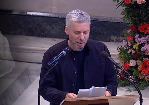 «Θα ήμασταν άλλοι χωρίς εσένα» - Ο Αλκίνοος Ιωαννίδης στον επικήδειο για τον «δάσκαλό» του, Διονύση Σαββόπουλο