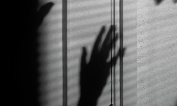 Κορωπί: Μάχη για τη ζωή της δίνει η 40χρονη - Χτυπήματα φέρει και ο 4χρονος γιος