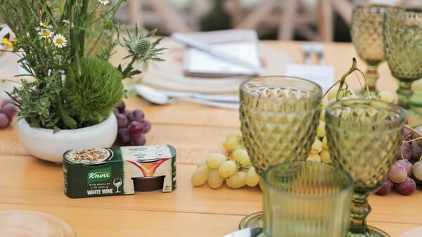 Η Knorr παρουσίασε τους νέους Σπιτικούς Ζωμούς με εκχύλισμα κρασιού