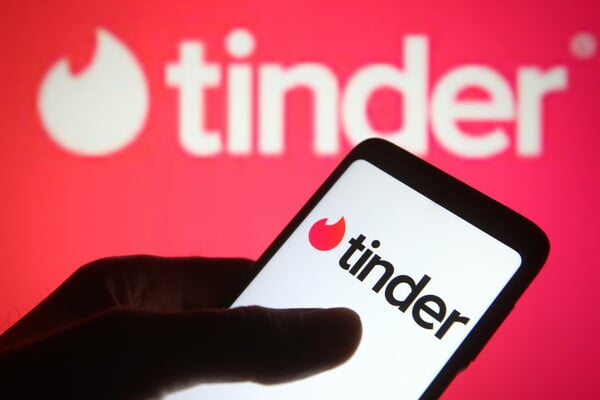 Tinder: Υποχρεωτική επαλήθευση προσώπου για νέους χρήστες στις ΗΠΑ