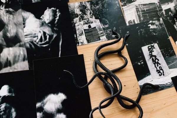 Η Κατερίνα Κομιανού καταγράφει με μοναδικό τρόπο την πόλη, τα αισθήματα και τις αλλαγές της