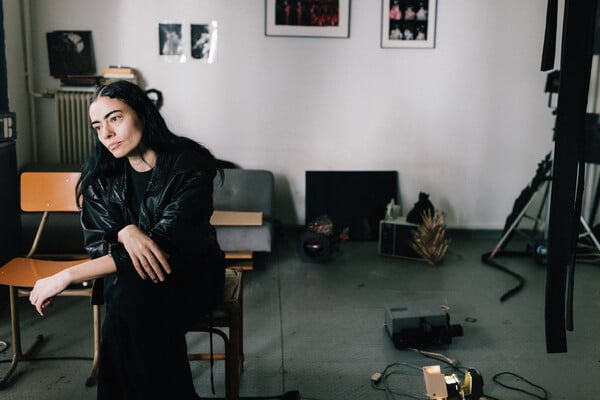 Η Κατερίνα Κομιανού καταγράφει με μοναδικό τρόπο την πόλη, τα αισθήματα και τις αλλαγές της