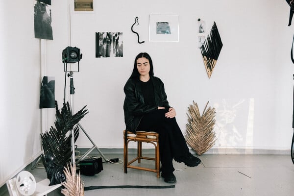 Η Κατερίνα Κομιανού καταγράφει με μοναδικό τρόπο την πόλη, τα αισθήματα και τις αλλαγές της