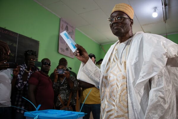 Ο 92χρονος πρόεδρος του Καμερούν επανεκλέγεται για όγδοη θητεία