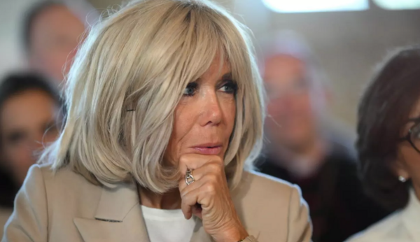 Δέκα άτομα σε δίκη στο Παρίσι για σεξιστικό εκφοβισμό εναντίον της Μπριζίτ Μακρόν