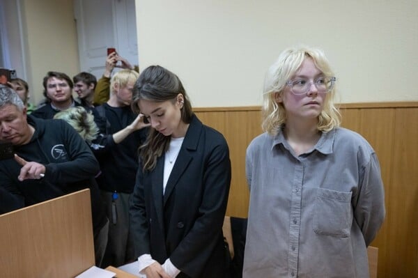 Ρωσία: Μουσικός του δρόμου ένοχη για «δυσφήμηση» επειδή ερμήνευσε τραγούδια επικριτικά για το Κρεμλίνο