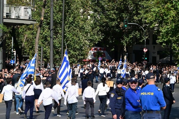 28η Οκτωβρίου: Φωτογραφίες από τη μαθητική παρέλαση στην Αθήνα